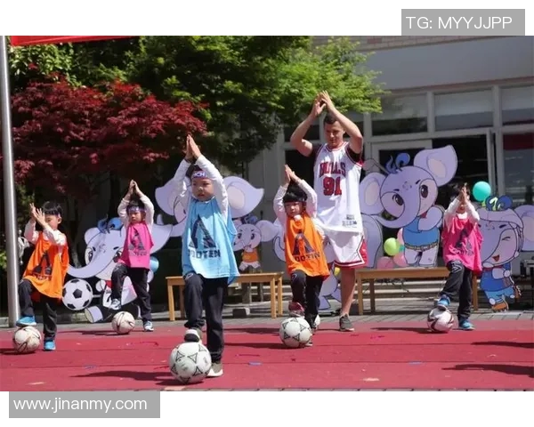 足球明星与幼儿的亲密瞬间能否拍照留念探讨