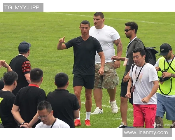 足球明星携儿子共赏精彩比赛瞬间温馨视频记录父子情深