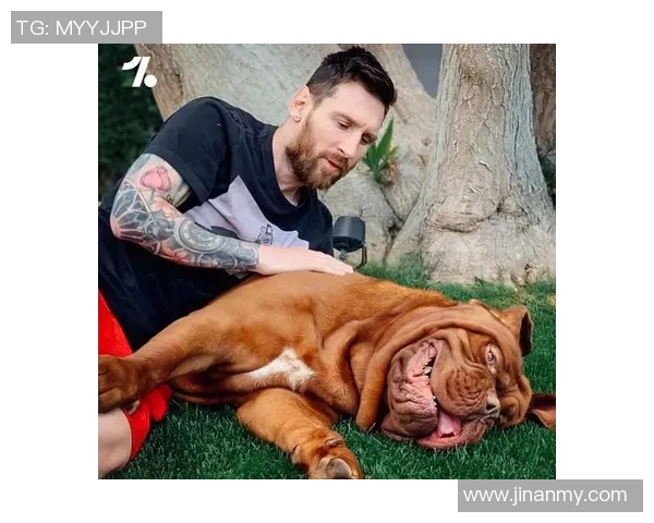 足球明星与狗狗的可爱瞬间对比展现温馨与幽默的完美结合