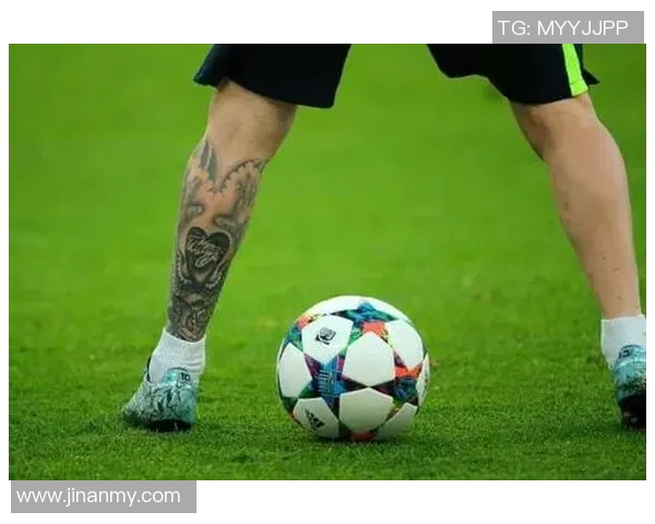 足球明星们的独特纹身图案揭秘与背后的故事分享